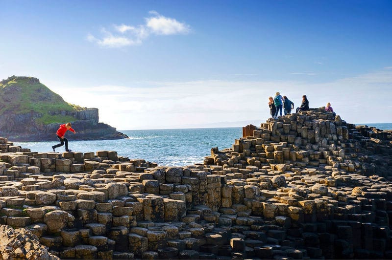 Bambini sulla Giant's Causeway